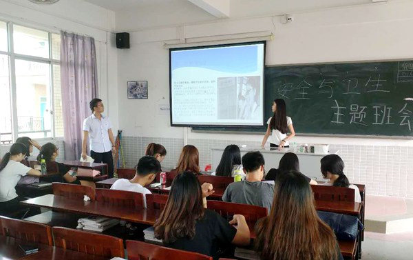 15级会计2班.jpg